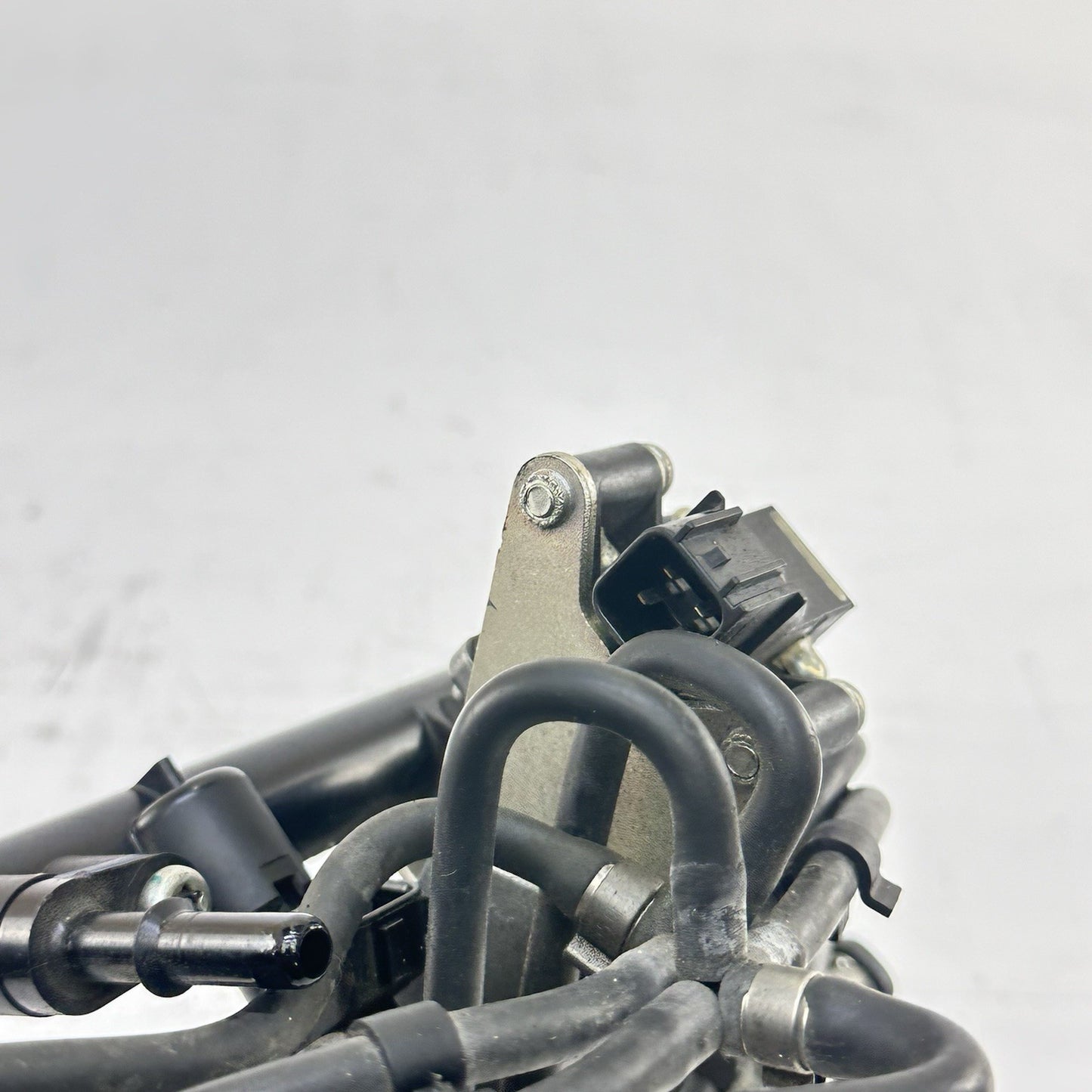 2013 - 2017 TRIUMPH DAYTONA 675RN THROTTLE BODY FUEL INJECTORS RAILING STOCK