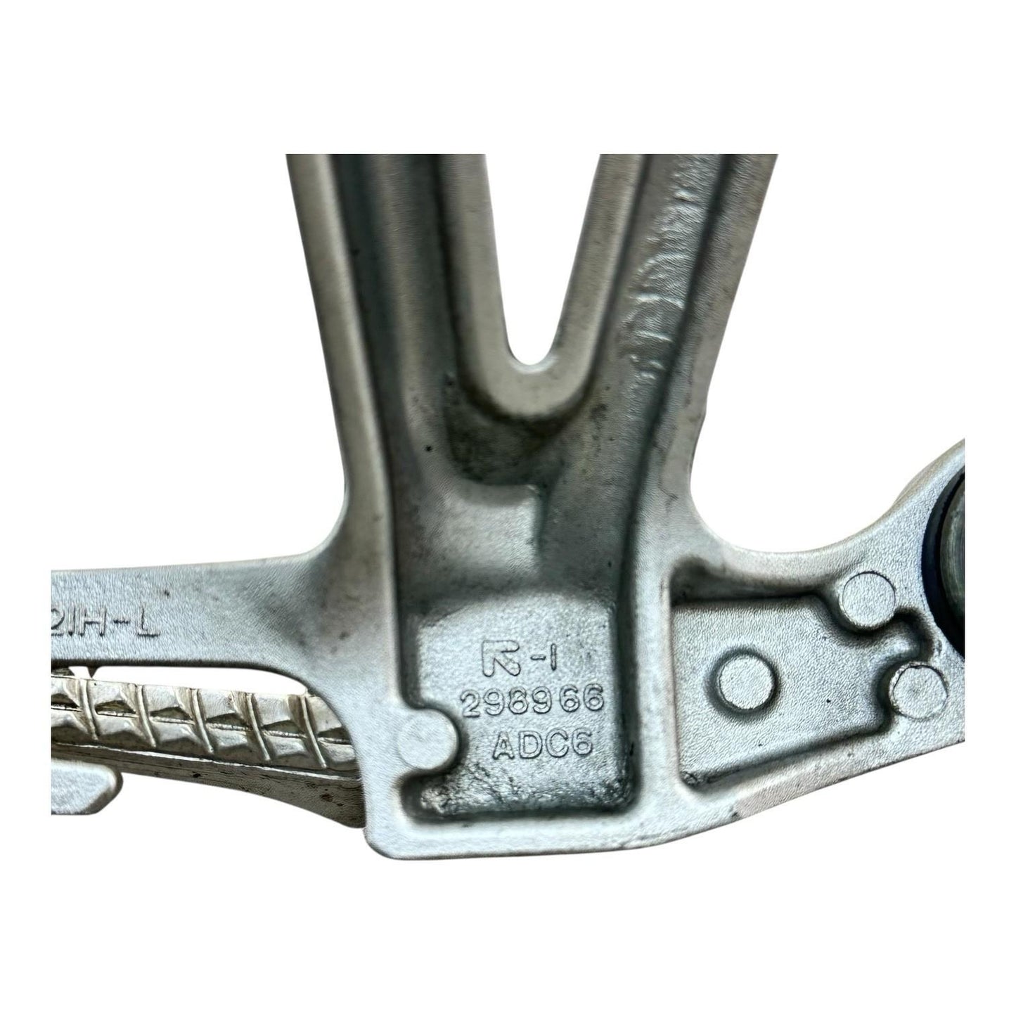 2007 2008 SUZUKI GSXR 1000 REAR PASSENGER PEGS BACK FOOT REST SET PAIR STOCK OEM