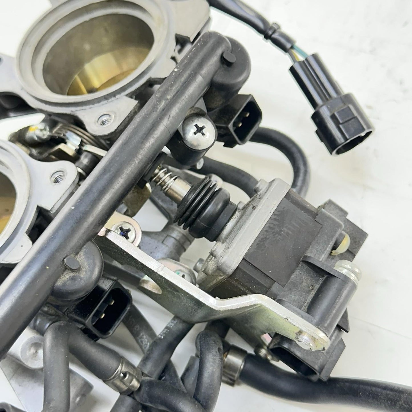 2013 - 2017 TRIUMPH DAYTONA 675 THROTTLE BODY FUEL INJECTORS MAIN RAILING STOCK