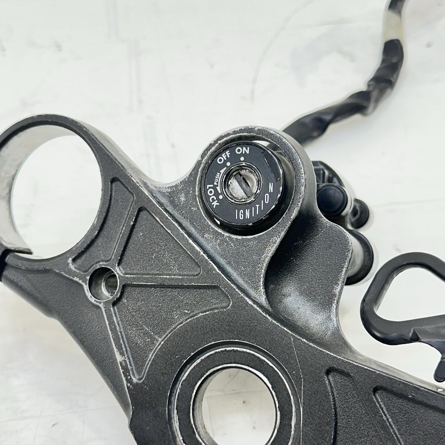 2009 - 2014 YAMAHA YZF R1 IGNITION LOCK SET KEY GAS CAP SEAT LATCH CLAMP BRACKET