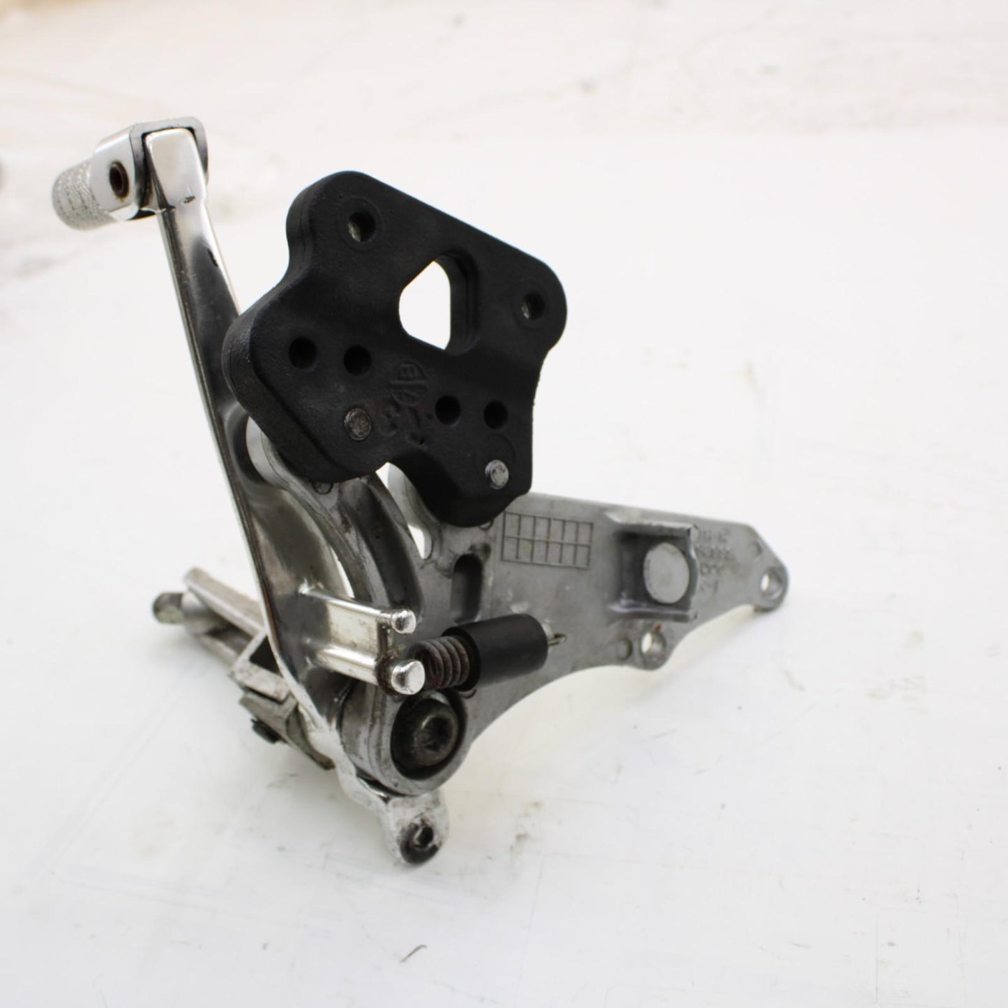 2006 2007 SUZUKI GSXR600 GSX750 RIGHT REARSET REAR SET DRIVER FOOT PEG BRACKET
