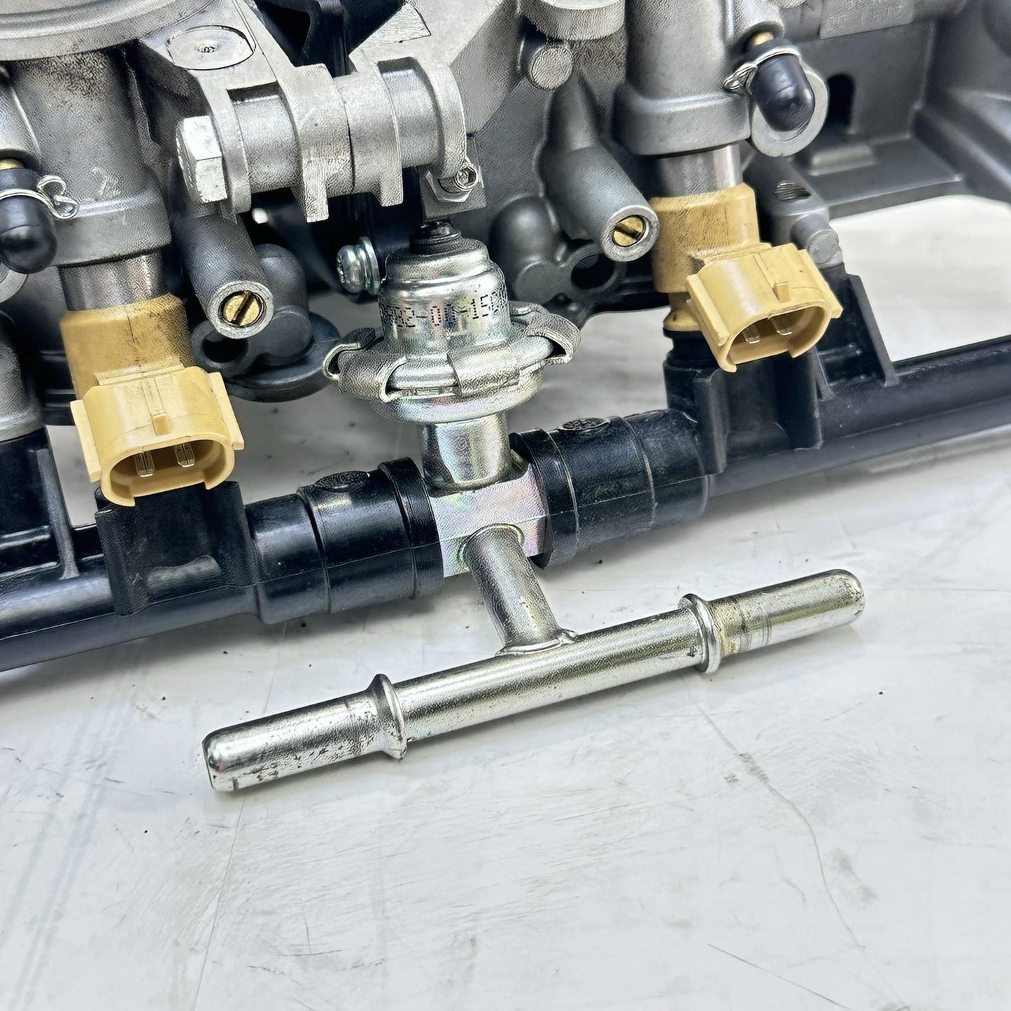 2016 - 2019 YAMAHA YZF R1 THROTTLE BODY MAIN FUEL INJECTOR RAILING STOCK