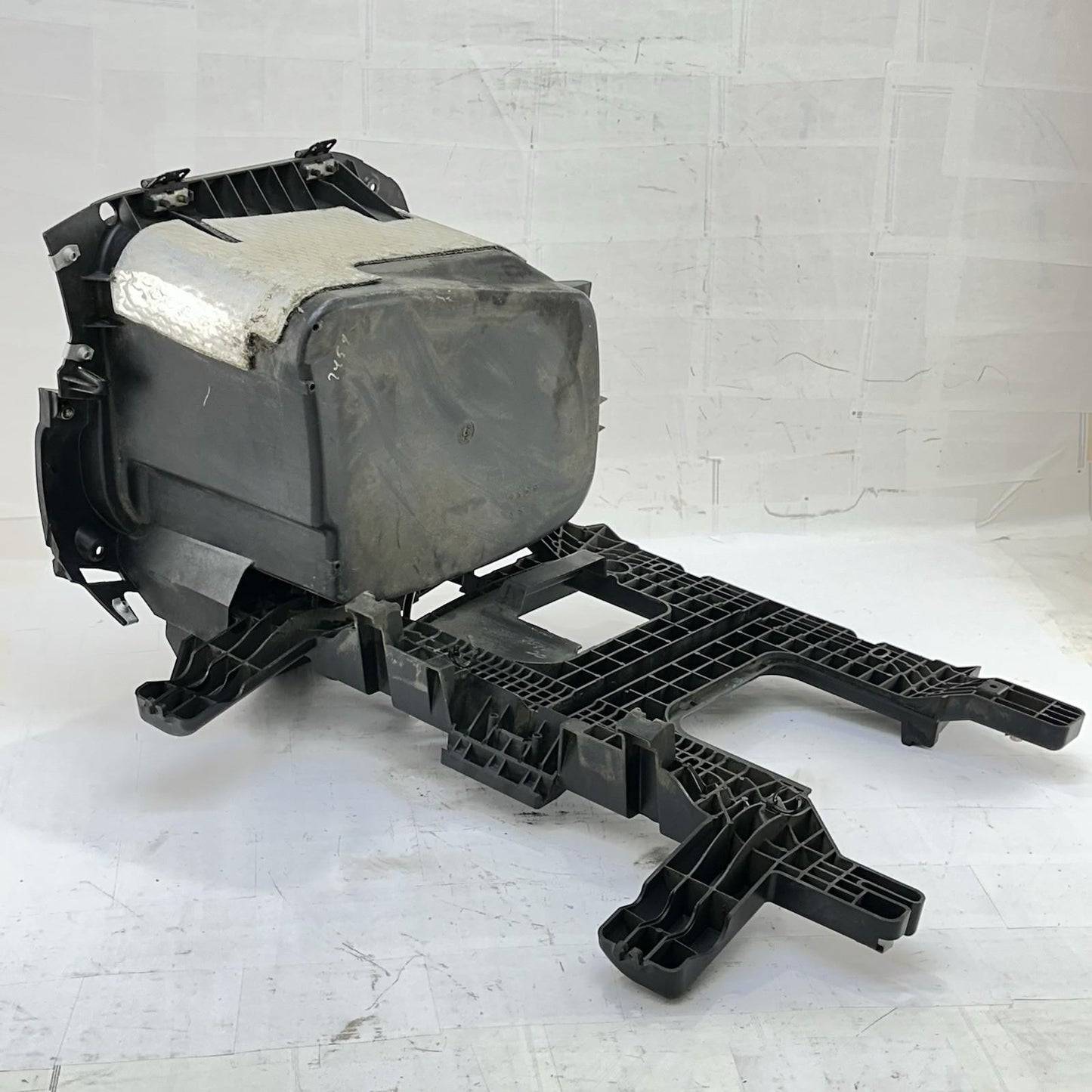 2016 CAN-AM SPYDER RT REAR RIGHT SIDE STORAGE BIN TRUNK SUPPORT BRACKET ASSY