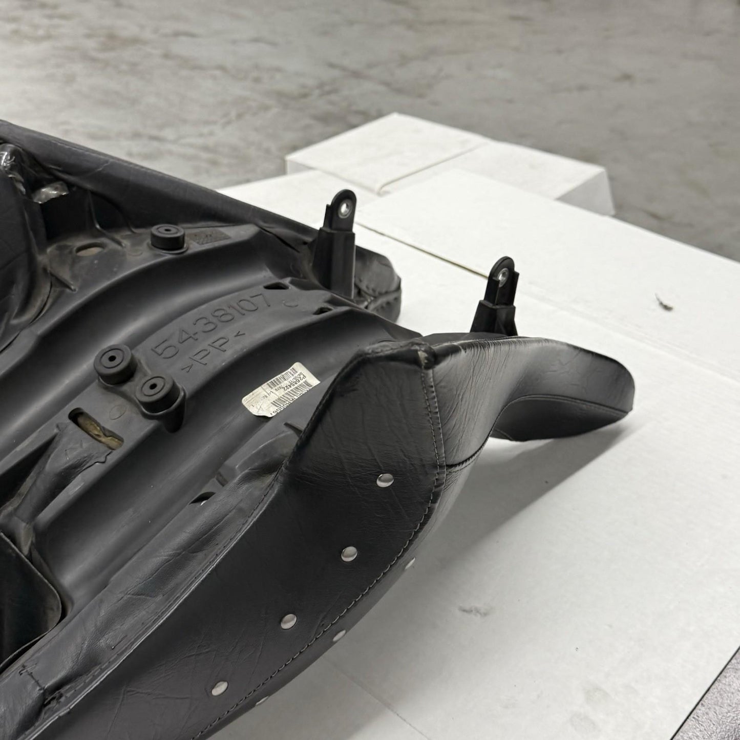 2010 - 2014 VICTORY CROSS COUNTRY SEAT FRONT DRIVER REAR BLACK LEATHER 5438107