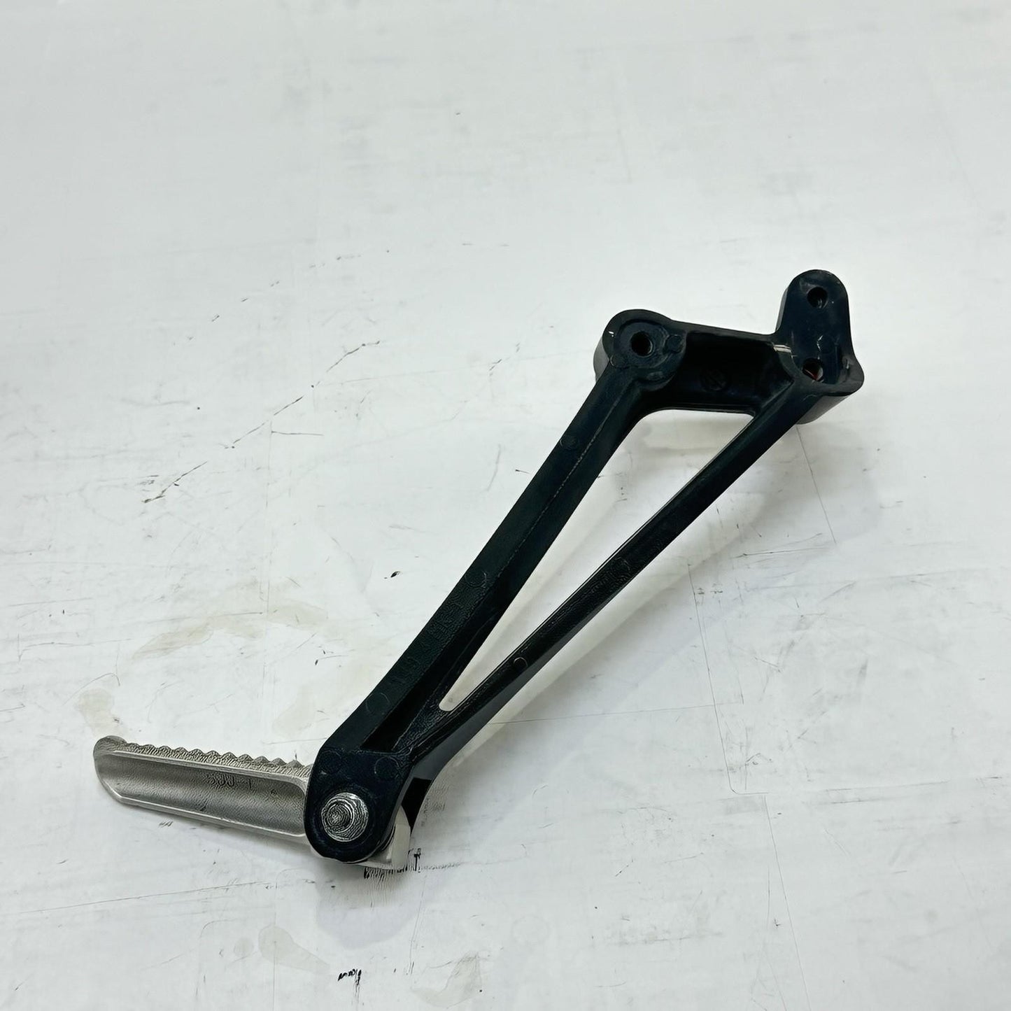 2009 - 2011 YAMAHA YZF R1 PASSENGER PEGS REAR FOOT REST LEFT RIGHT SET PAIR
