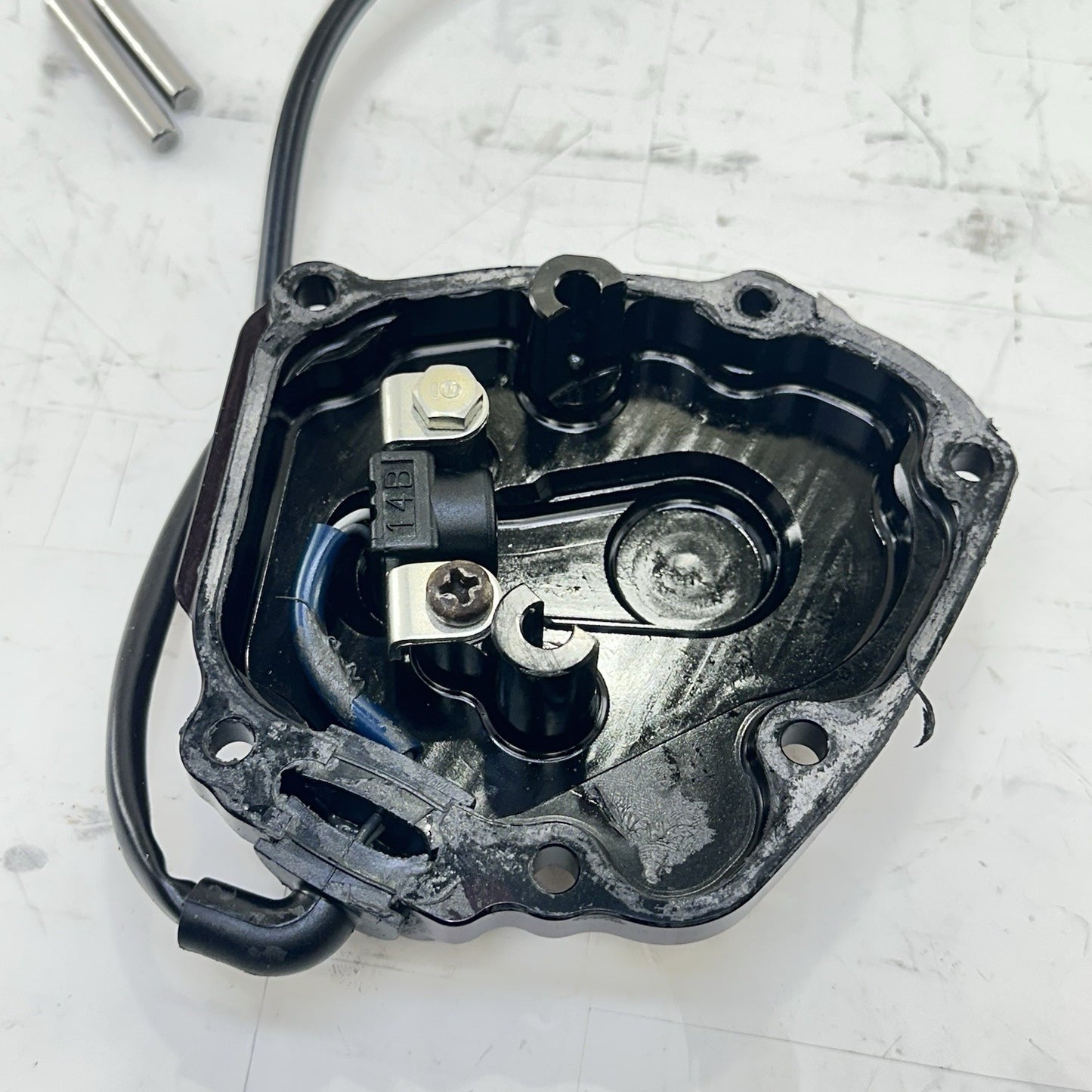 2009 - 2014 YAMAHA YZF R1 TIMING COVER SENSOR ENGINE MOTOR CHAIN GUARD