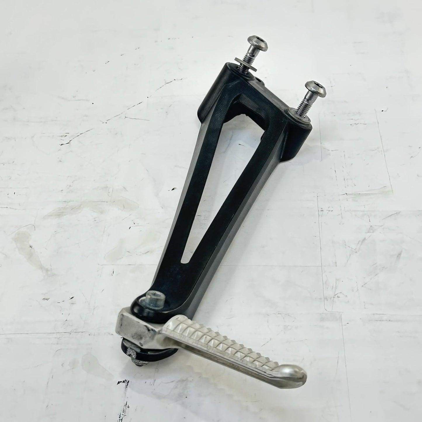 2009 - 2011 YAMAHA YZF R1 PASSENGER PEGS REAR FOOT REST LEFT RIGHT SET PAIR