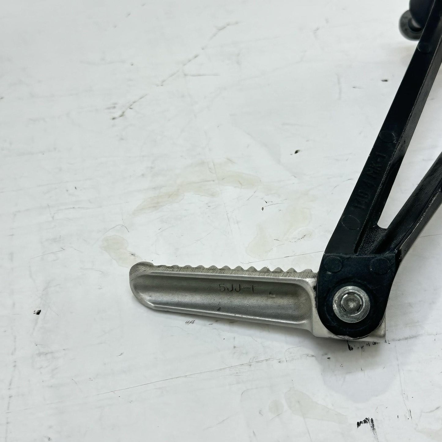 2009 - 2011 YAMAHA YZF R1 PASSENGER PEGS REAR FOOT REST LEFT RIGHT SET PAIR