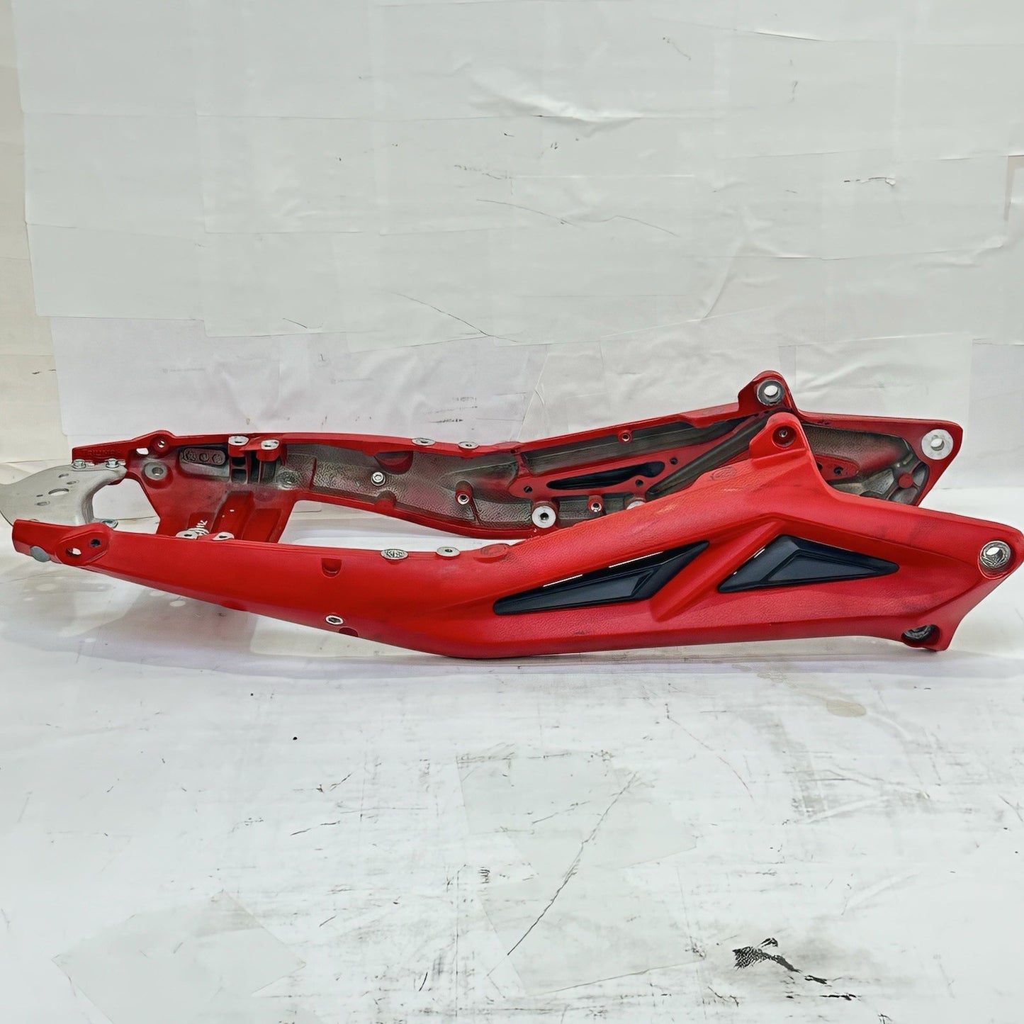 2013 - 2017 TRIUMPH DAYTONA 675R SUBFRAME REAR UNDERTAIL BACK SEAT FRAME RED