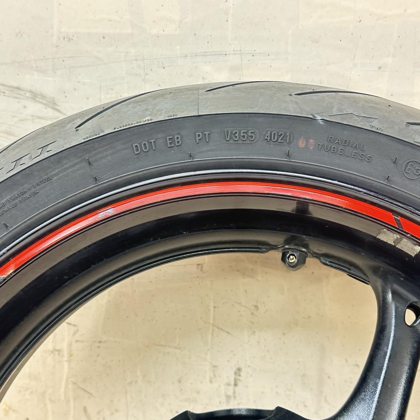 2011 - 2022 SUZUKI GSXR 600 GSXR 750 REAR WHEEL BACK RIM TIRE RUBBER BLACK OEM