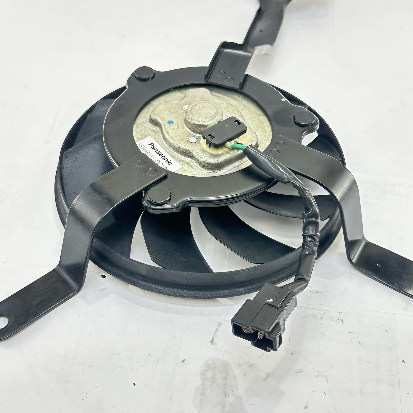 2013 - 2017 TRIUMPH DAYTONA 675R RADIATOR FAN ENGINE MOTOR COOLER BOLTS