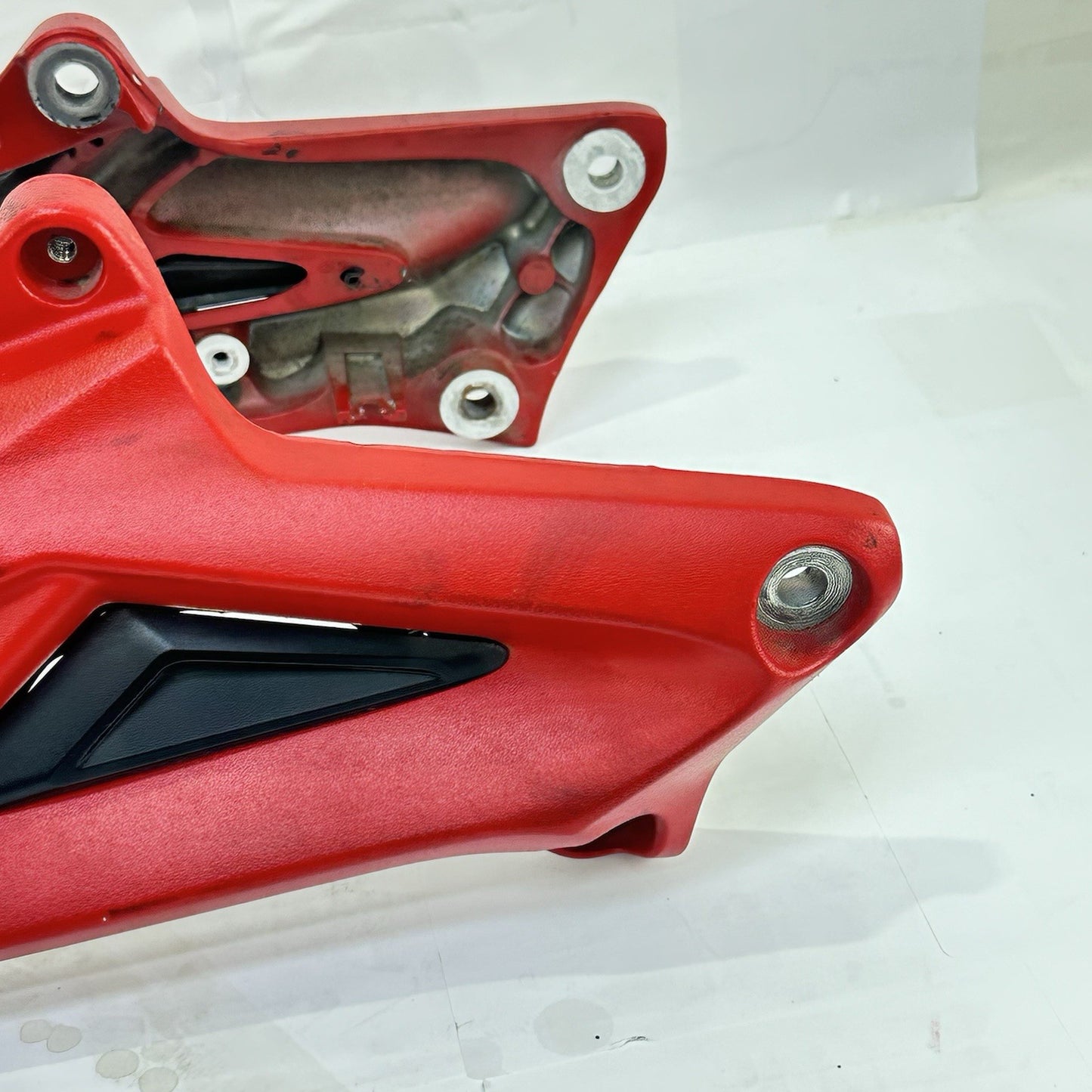 2013 - 2017 TRIUMPH DAYTONA 675R SUBFRAME REAR UNDERTAIL BACK SEAT FRAME RED