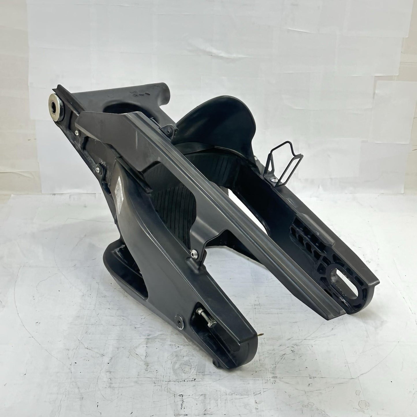 2009 - 2011 YAMAHA YZF R1 SWINGARM REAR SHOCK BACK WHEEL FRAME BLACK STOCK