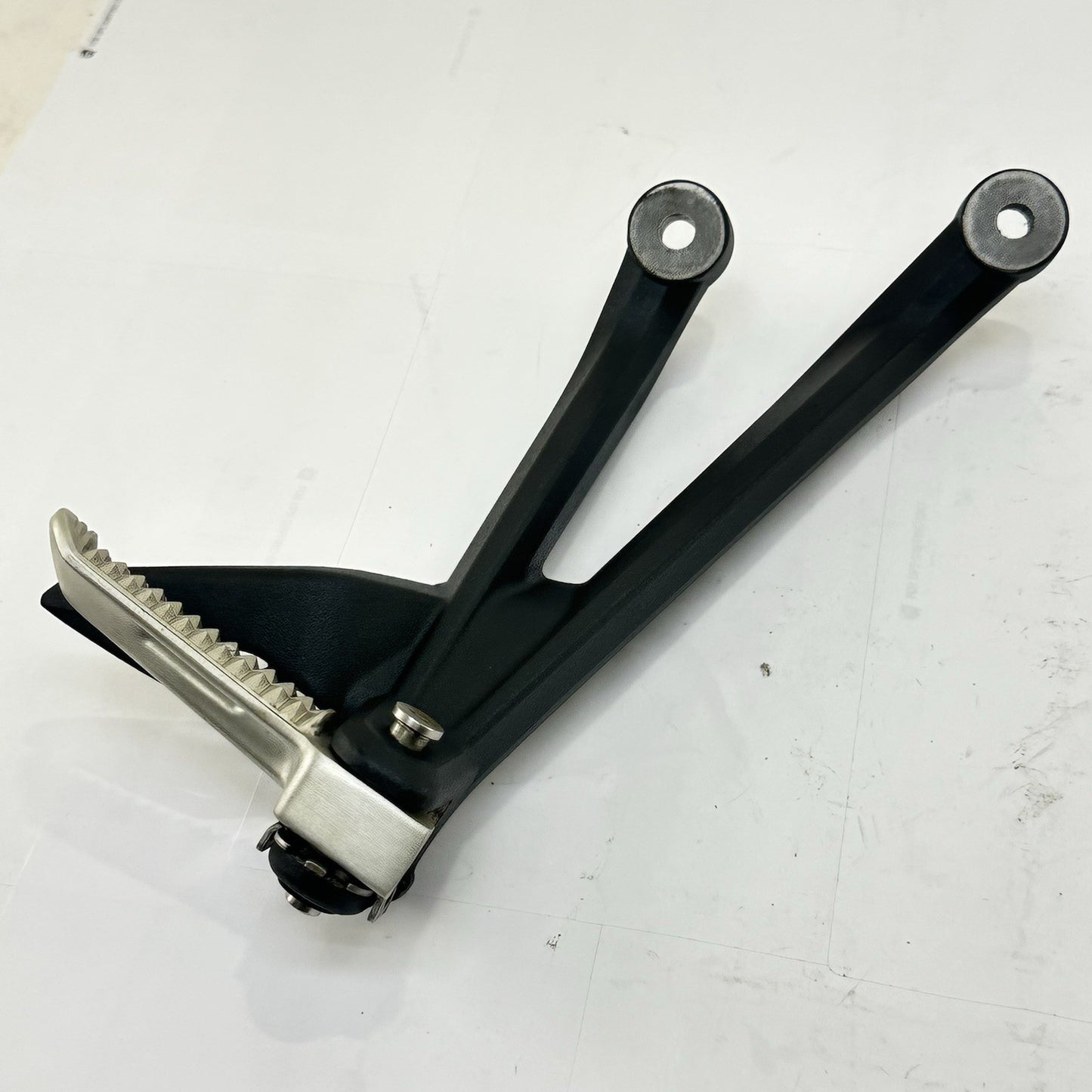 2013 - 2017 TRIUMPH DAYTONA 675R PASSENGER PEGS REAR FOOT REST LEFT RIGHT SET
