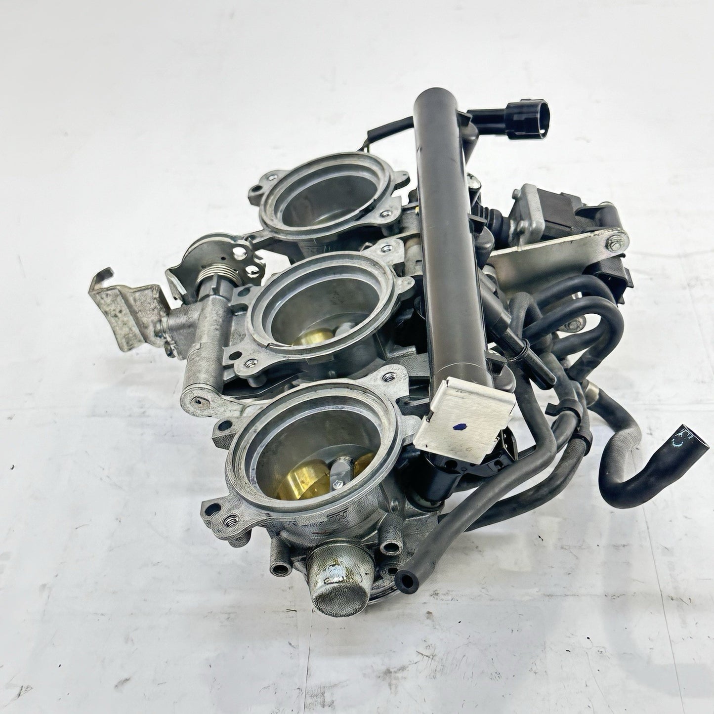 2013 - 2017 TRIUMPH DAYTONA 675RN THROTTLE BODY FUEL INJECTORS RAILING STOCK