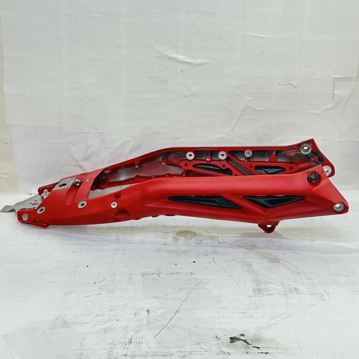 2013 - 2017 TRIUMPH DAYTONA 675R SUBFRAME REAR UNDERTAIL BACK SEAT FRAME RED