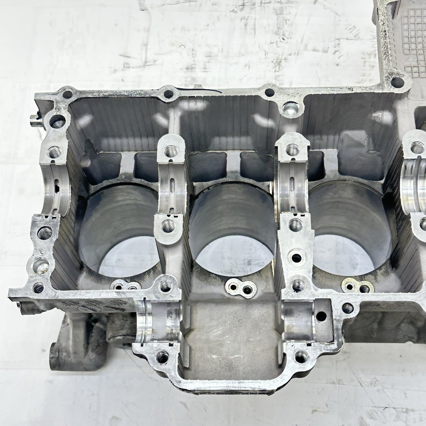 2007 - 2008 SUZUKI GSXR 1000 CRANK CASE UPPER BLOCK ENGINE MOTOR SILVER STOCK
