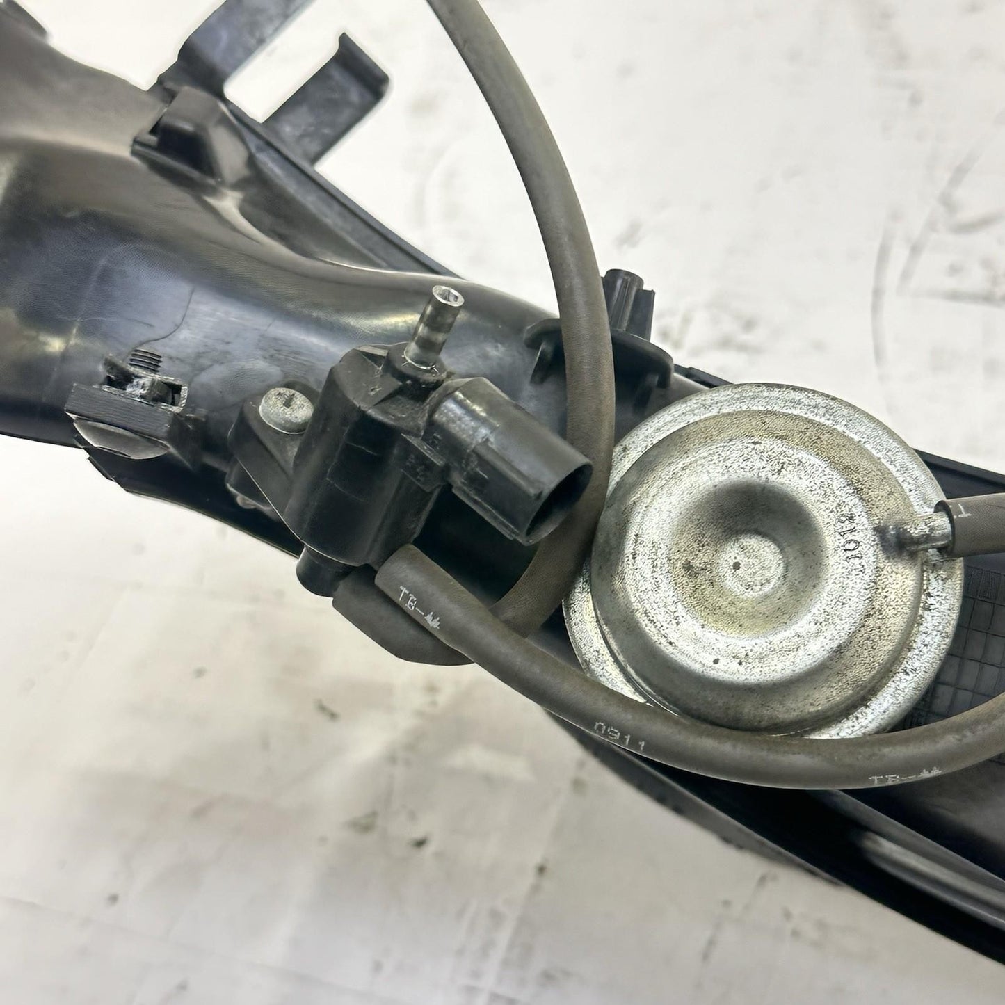 2012 - 2016 HONDA CBR1000RR LEFT SIDE AIR DUCT INTAKE TUBE PLASTIC LINE HOSE