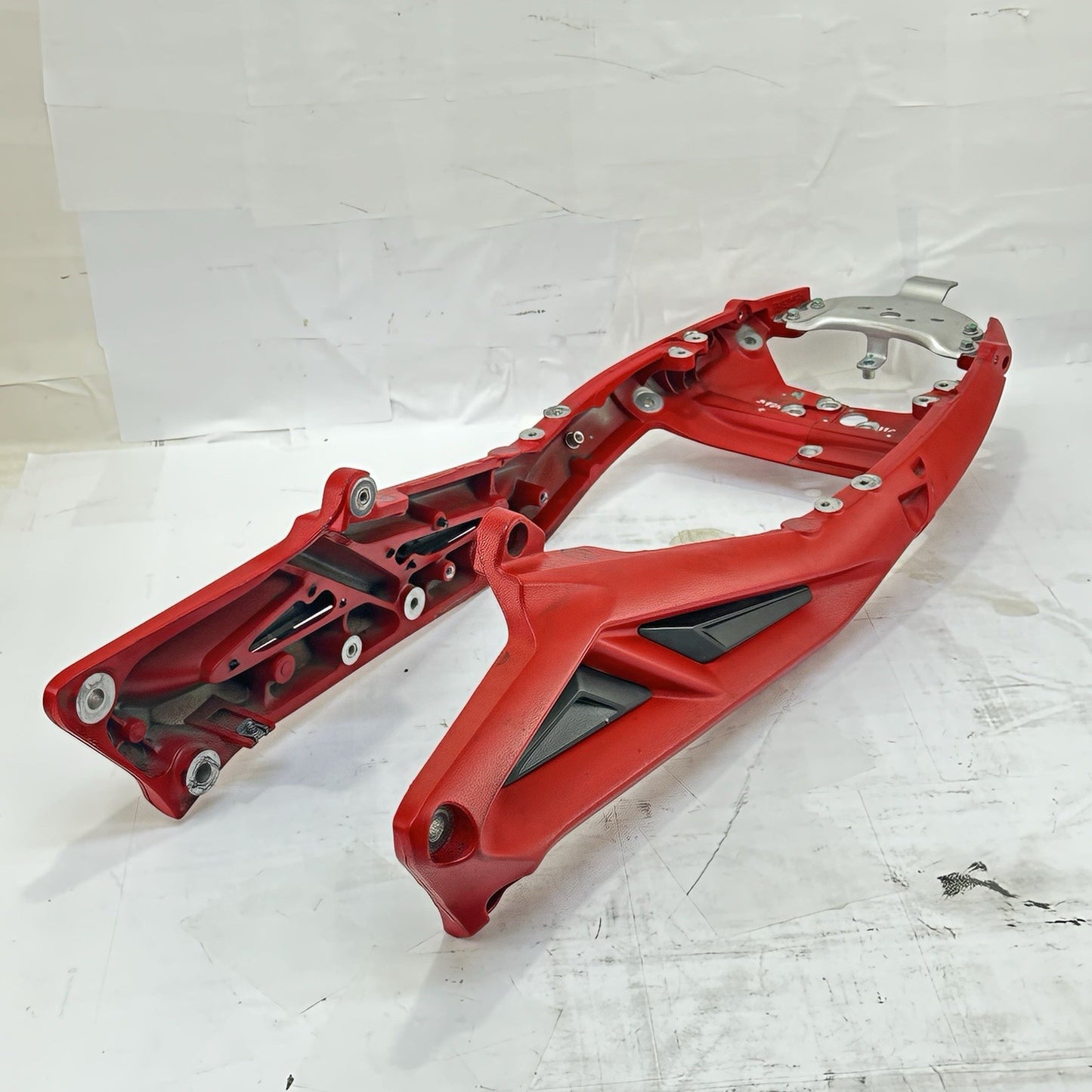 2013 - 2017 TRIUMPH DAYTONA 675R SUBFRAME REAR UNDERTAIL BACK SEAT FRAME RED