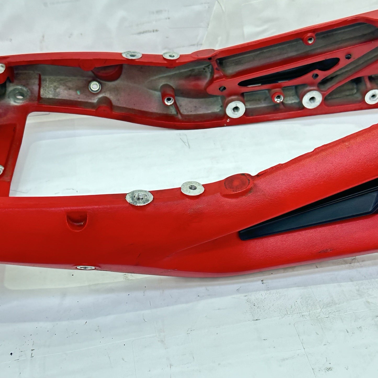 2013 - 2017 TRIUMPH DAYTONA 675R SUBFRAME REAR UNDERTAIL BACK SEAT FRAME RED