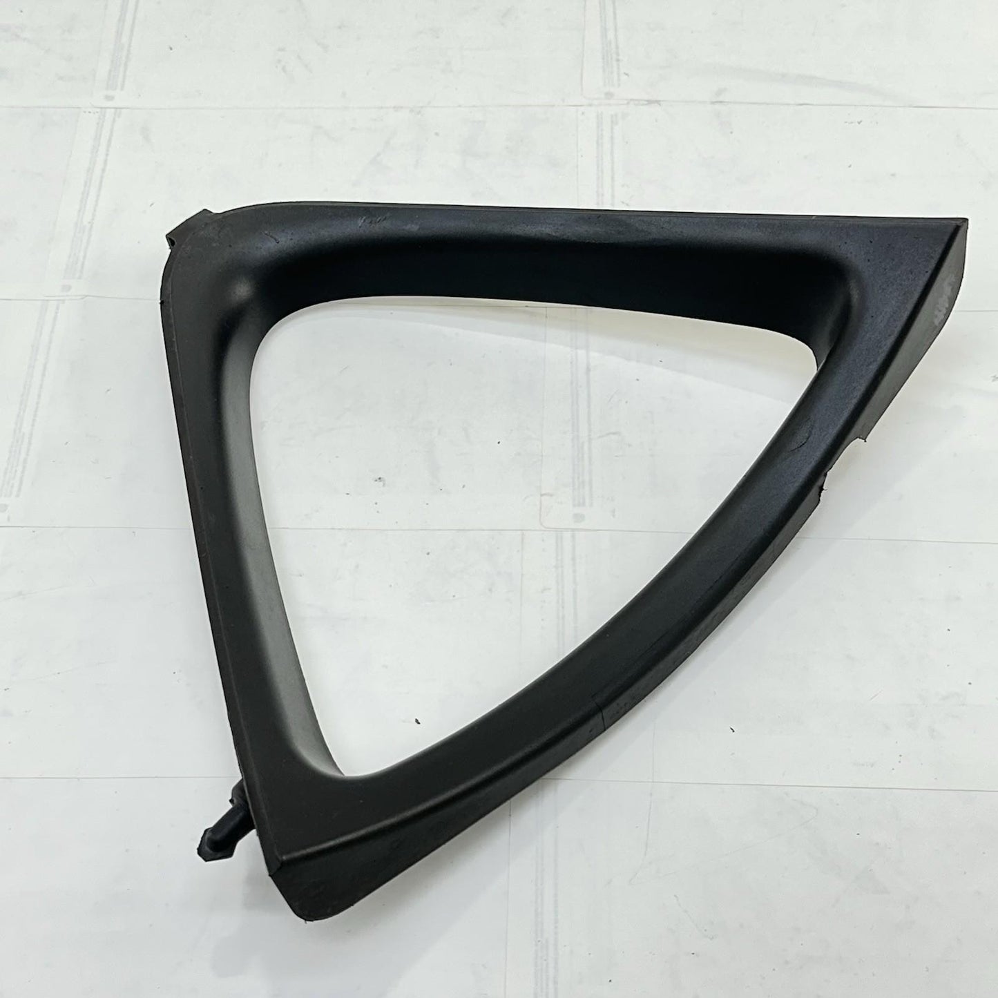 2013 - 2017 TRIUMPH DAYTONA 675 FRONT INFILL FAIRING LOWER RADIATOR V COWL STOCK