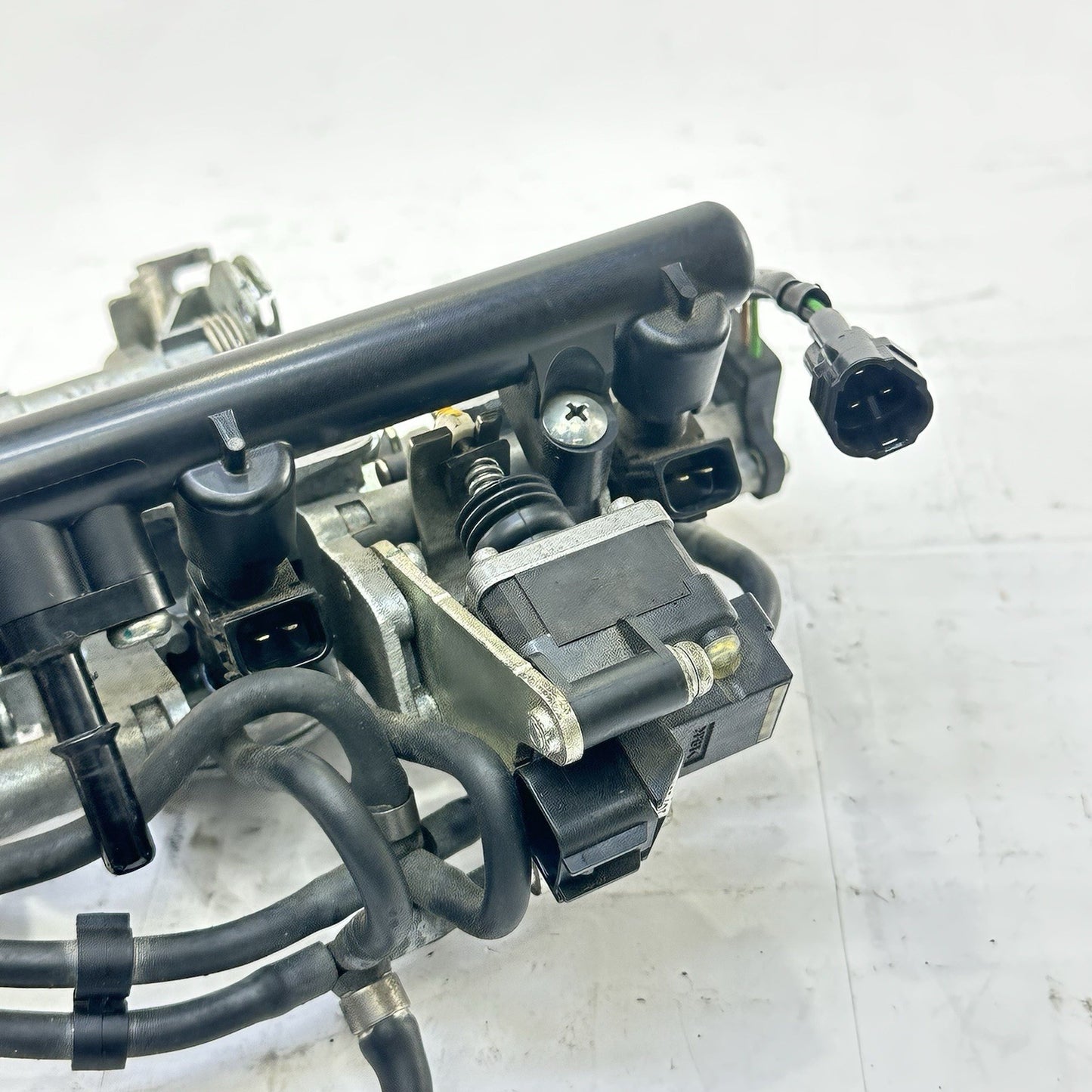 2013 - 2017 TRIUMPH DAYTONA 675RN THROTTLE BODY FUEL INJECTORS RAILING STOCK