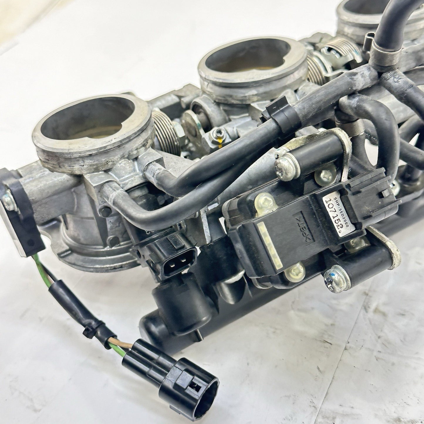 2013 - 2017 TRIUMPH DAYTONA 675RN THROTTLE BODY FUEL INJECTORS RAILING STOCK