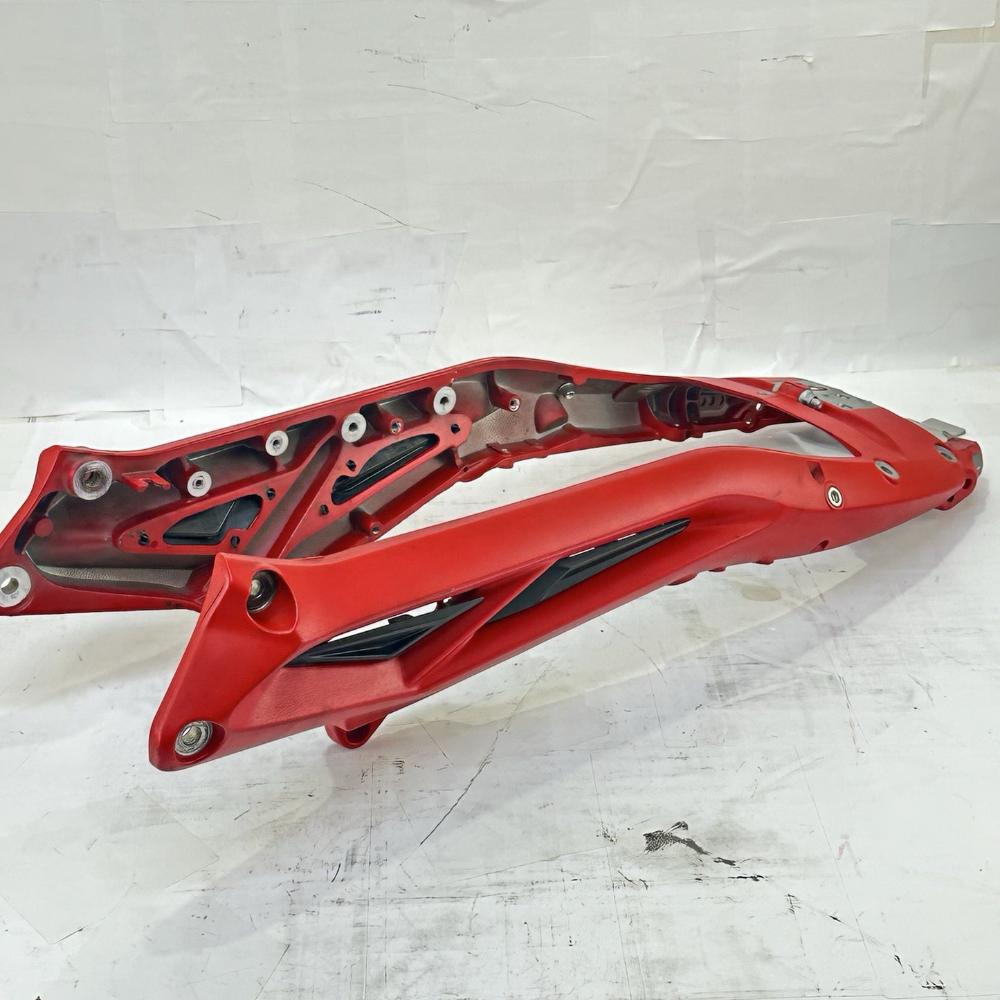 2013 - 2017 TRIUMPH DAYTONA 675R SUBFRAME REAR UNDERTAIL BACK SEAT FRAME RED