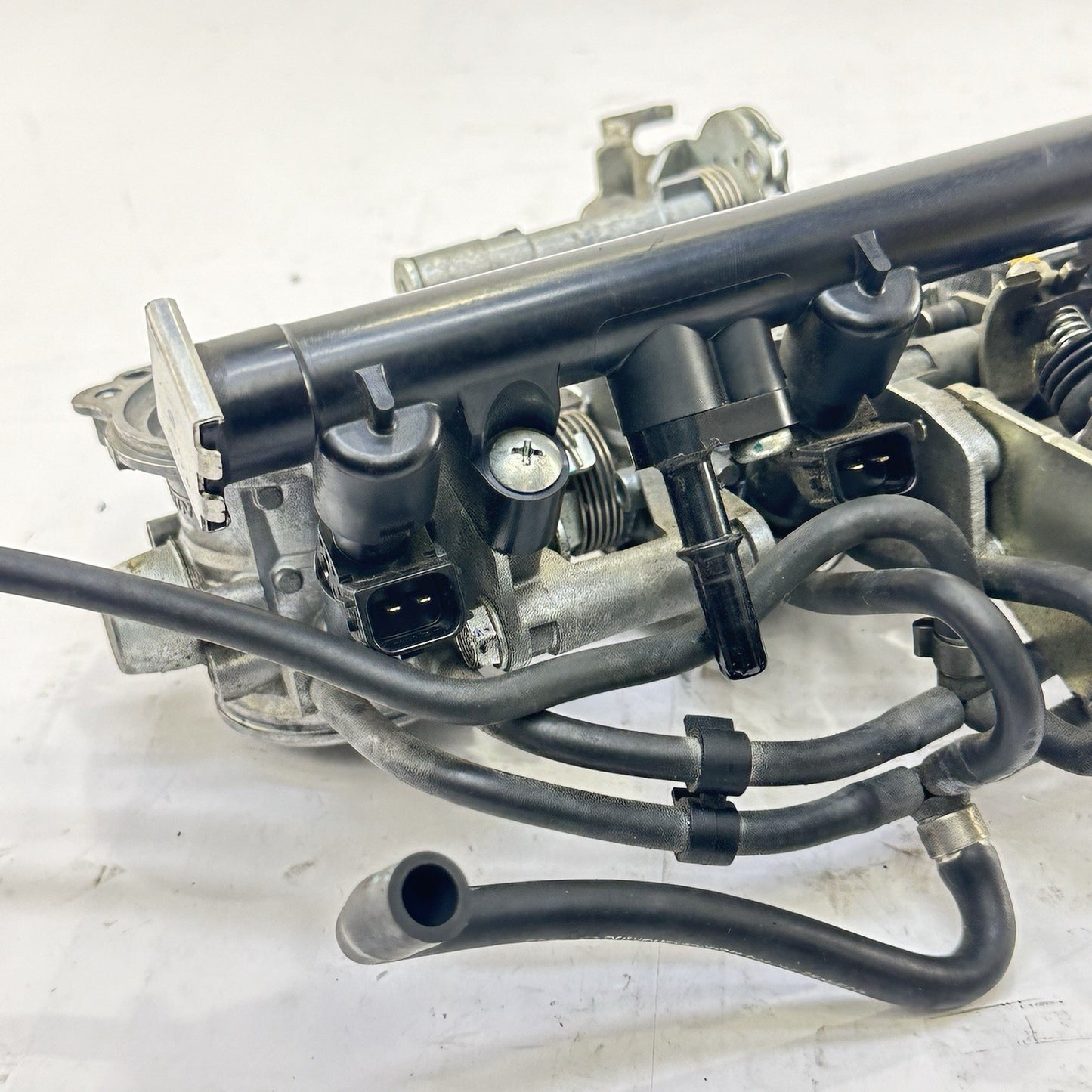 2013 - 2017 TRIUMPH DAYTONA 675RN THROTTLE BODY FUEL INJECTORS RAILING STOCK