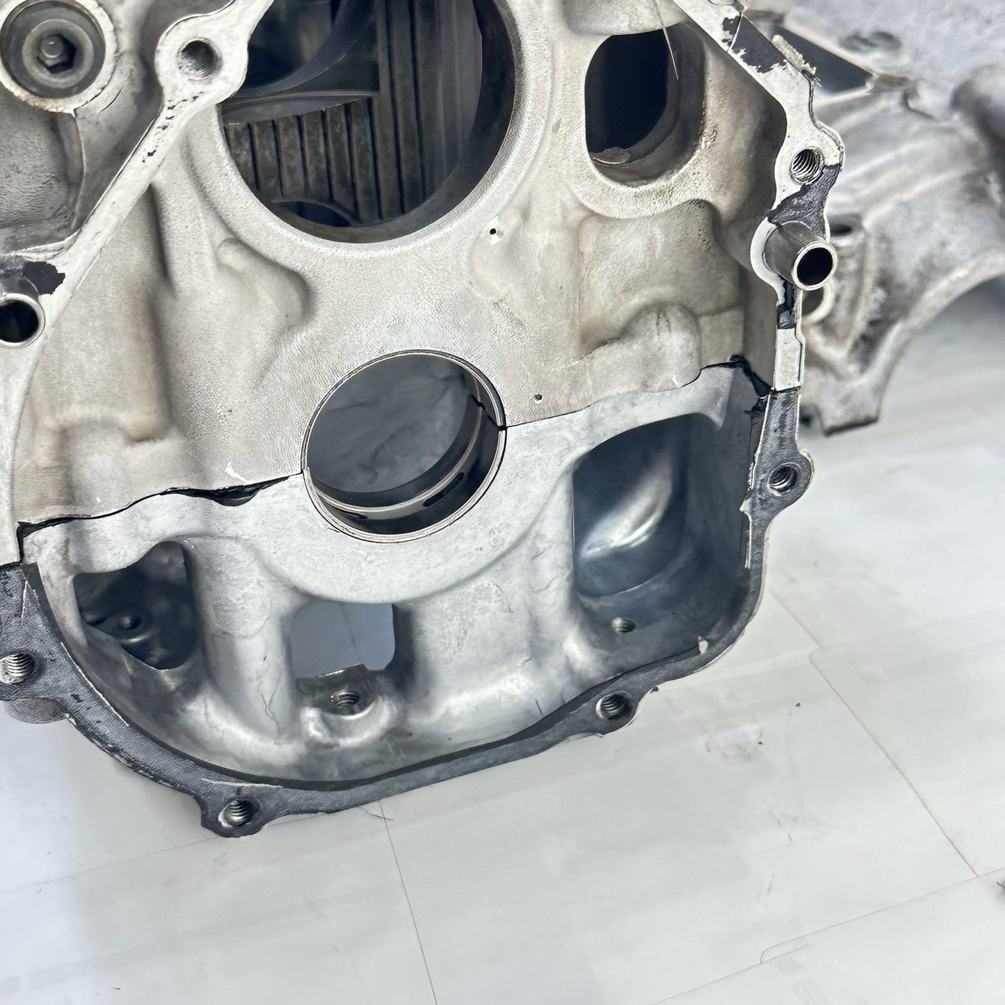 2007 - 2008 SUZUKI GSXR 1000 CRANK CASE UPPER BLOCK ENGINE MOTOR SILVER STOCK