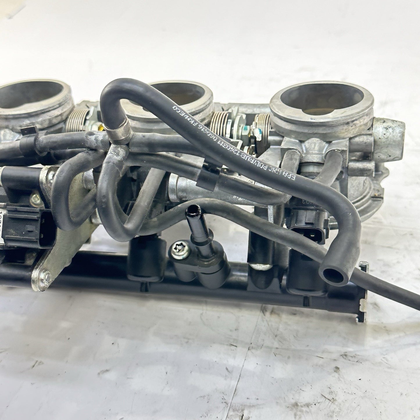 2013 - 2017 TRIUMPH DAYTONA 675RN THROTTLE BODY FUEL INJECTORS RAILING STOCK