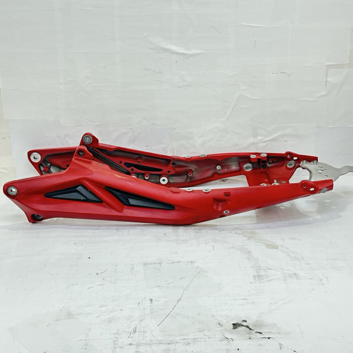 2013 - 2017 TRIUMPH DAYTONA 675R SUBFRAME REAR UNDERTAIL BACK SEAT FRAME RED