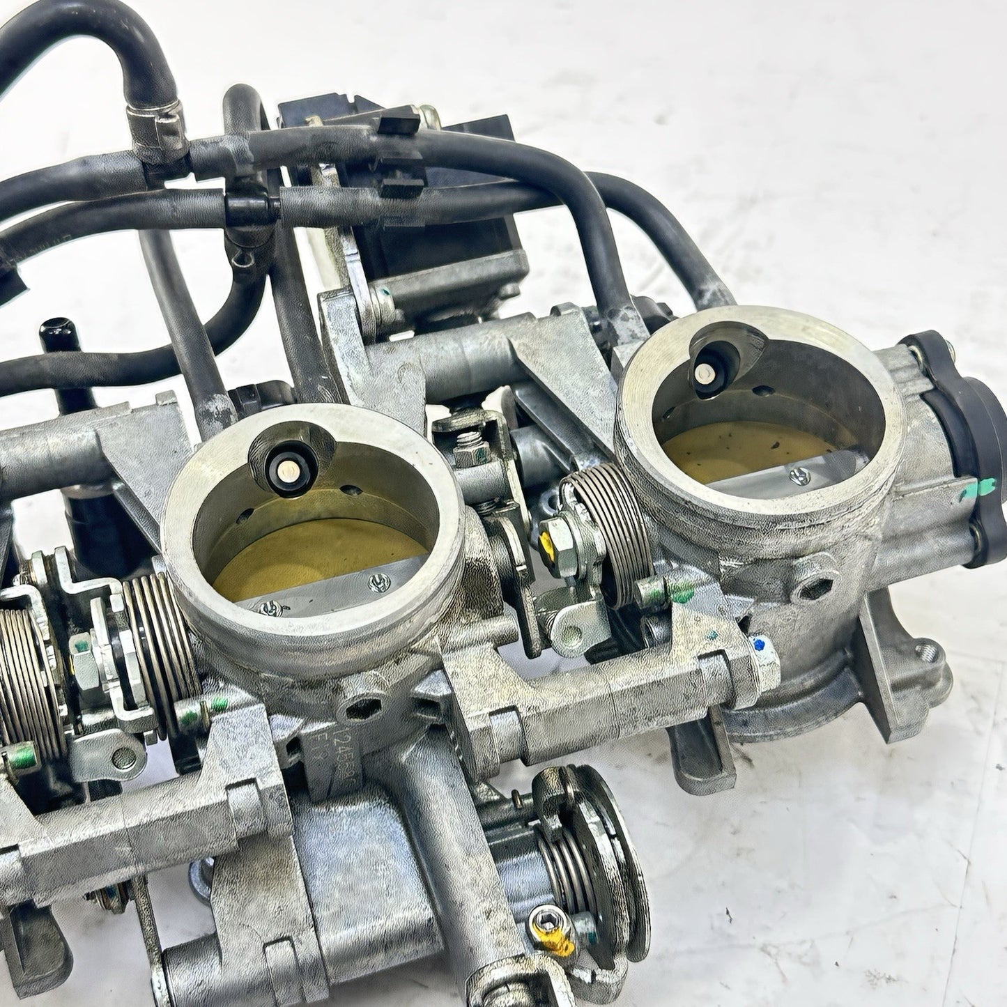 2013 - 2017 TRIUMPH DAYTONA 675RN THROTTLE BODY FUEL INJECTORS RAILING STOCK