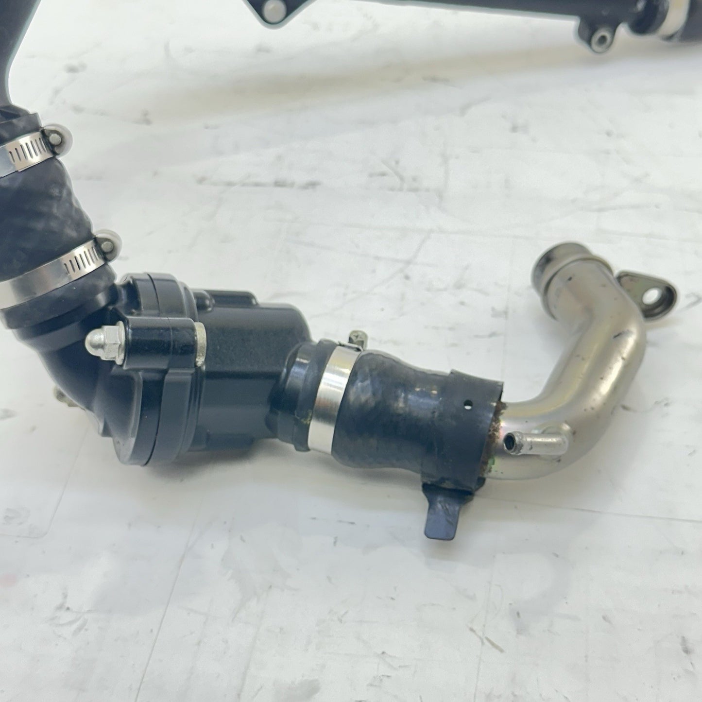 2009 - 2014 YAMAHA YZF R1 RADIATOR HOSE PIPE LINE THERMOSTAT ENGINE COOLING