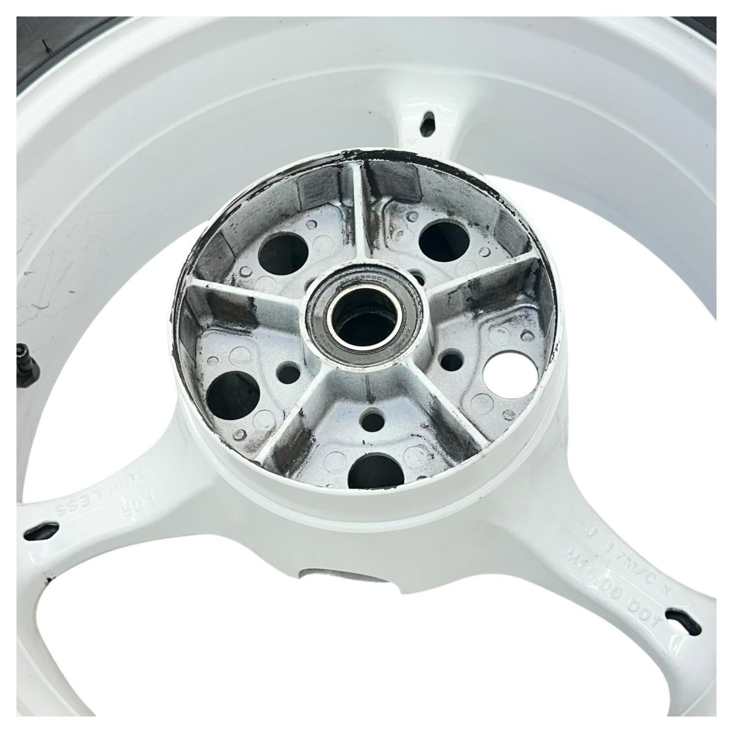 2007 2008 SUZUKI GSXR 1000 REAR WHEEL BACK RIM TIRE RUBBER HUB WHITE STOCK OEM