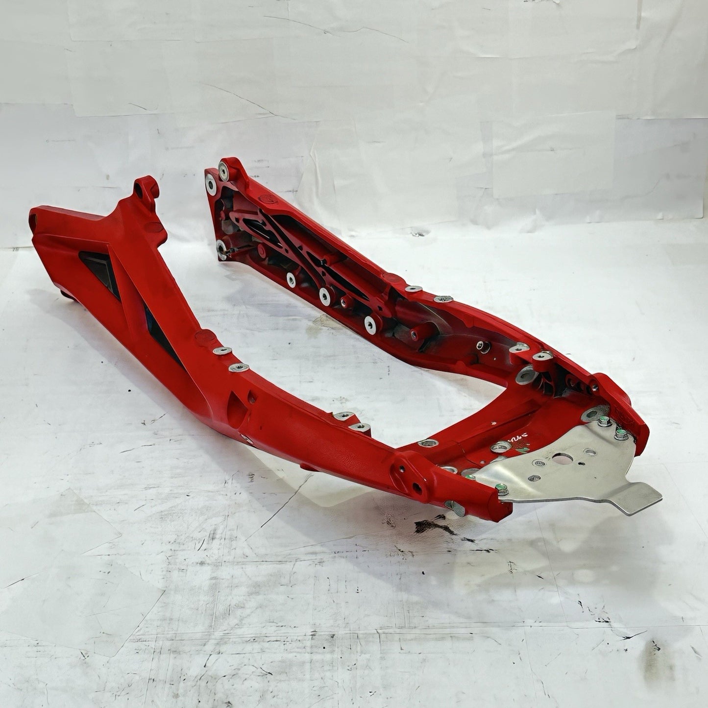 2013 - 2017 TRIUMPH DAYTONA 675R SUBFRAME REAR UNDERTAIL BACK SEAT FRAME RED