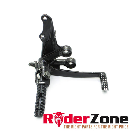 2004 2005 SUZUKI GSXR600 GSXR750 RIGHT REARSET DRIVER FOOT PEG BRACKET BLACK