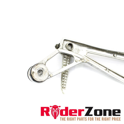 2003 - 2005 YAMAHA 06-09 R6S ESTRIBERAS TRASERAS IZQUIERDAS DEL PASAJERO PLATEADAS 5SL-27440-01-00 