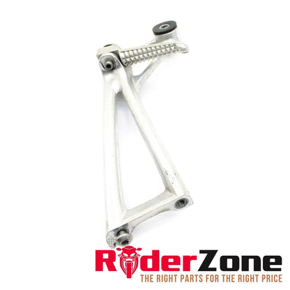 2003 - 2005 YAMAHA 06-09 R6S ESTRIBERAS TRASERAS IZQUIERDAS DEL PASAJERO PLATEADAS 5SL-27440-01-00 