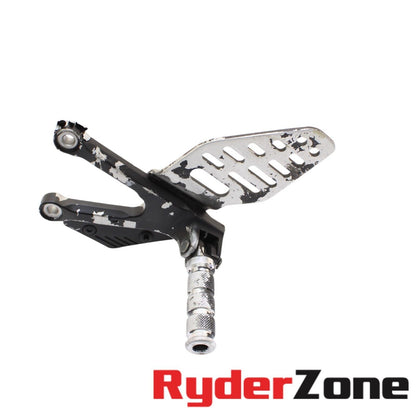 2006 2007 YAMAHA YZF R6 ESTRIBERA TRASERA IZQUIERDA ESTRIBERA TRASERA TOPE DE APOYO PARA ESTRIBERA DEL CONDUCTOR PLATA 