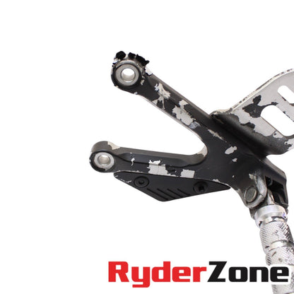 2006 2007 YAMAHA YZF R6 ESTRIBERA TRASERA IZQUIERDA ESTRIBERA TRASERA TOPE DE APOYO PARA ESTRIBERA DEL CONDUCTOR PLATA 