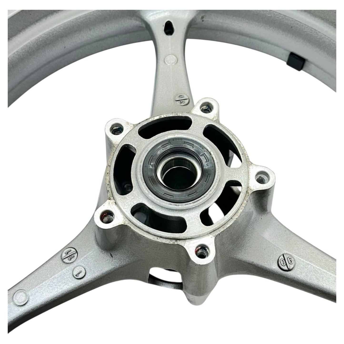 2007 2008 SUZUKI GSXR 1000 FRONT WHEEL RIM TIRE RUBBER SILVER STOCK OEM