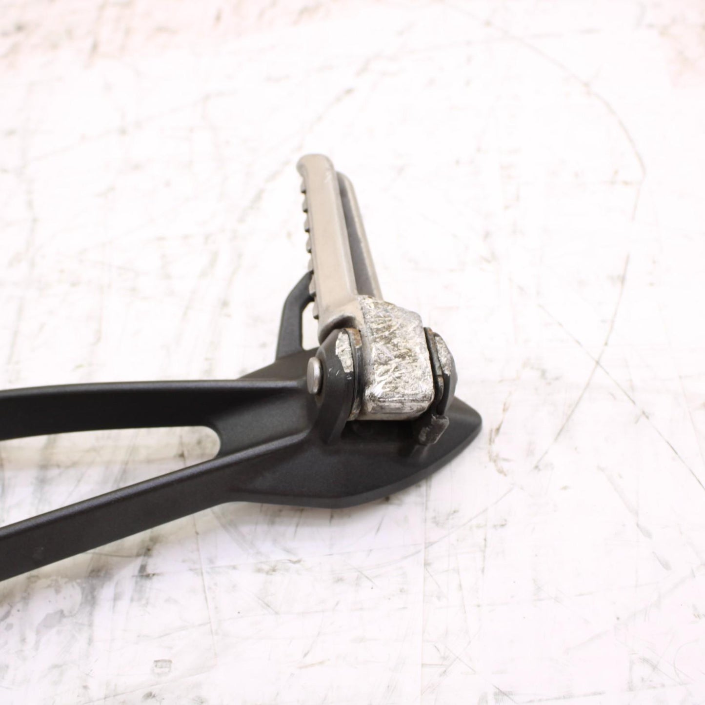 2024 - 2025 KAWASAKI NINJA ZX6R PASSENGER PEGS LEFT REAR FOOT REST LEG *SCUFFED*