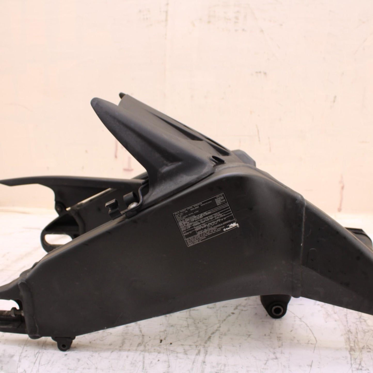 2024 - 2025 KAWASAKI NINJA ZX6R SWING ARM REAR CHAIN GUARD WHEEL COVER STOCK OEM