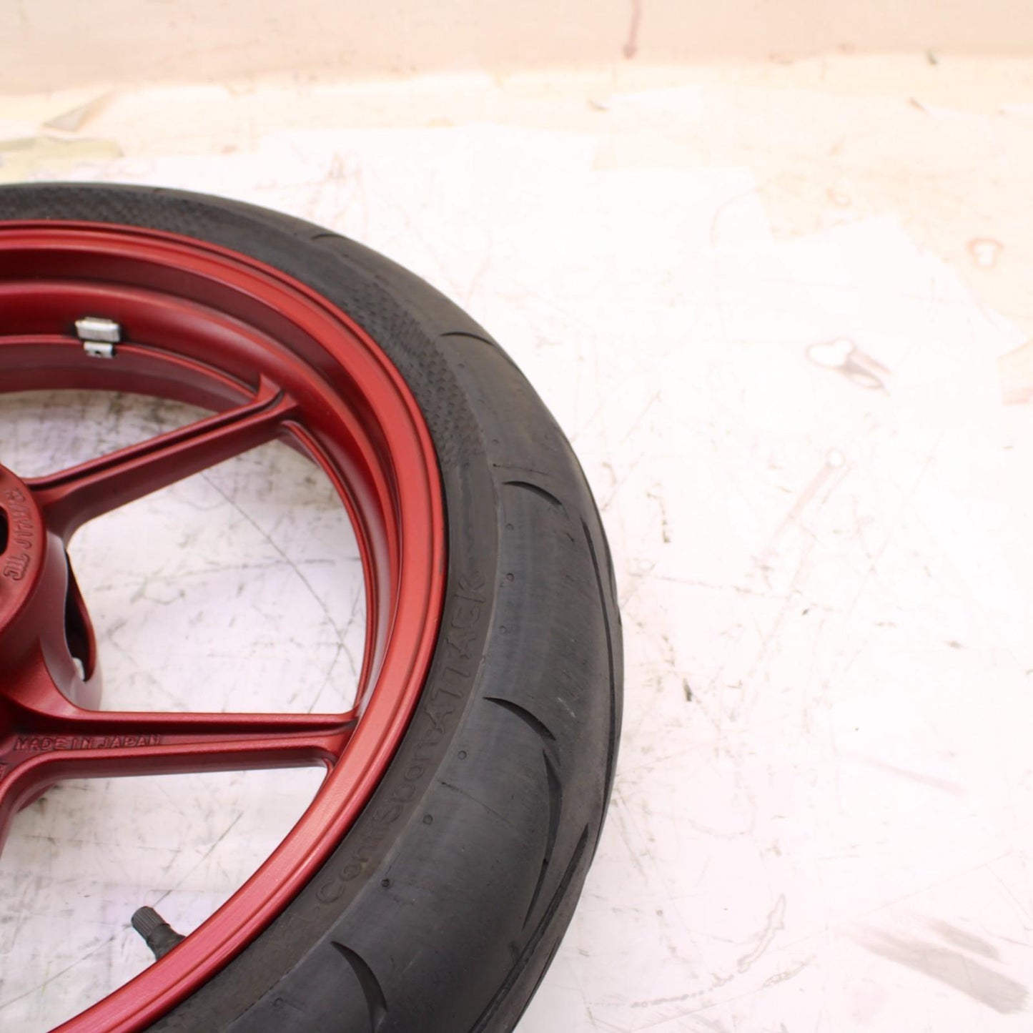 2024 - 2025 KAWASAKI NINJA ZX6R FRONT WHEEL RIM TIRE RED STOCK OEM *SCUFFED*