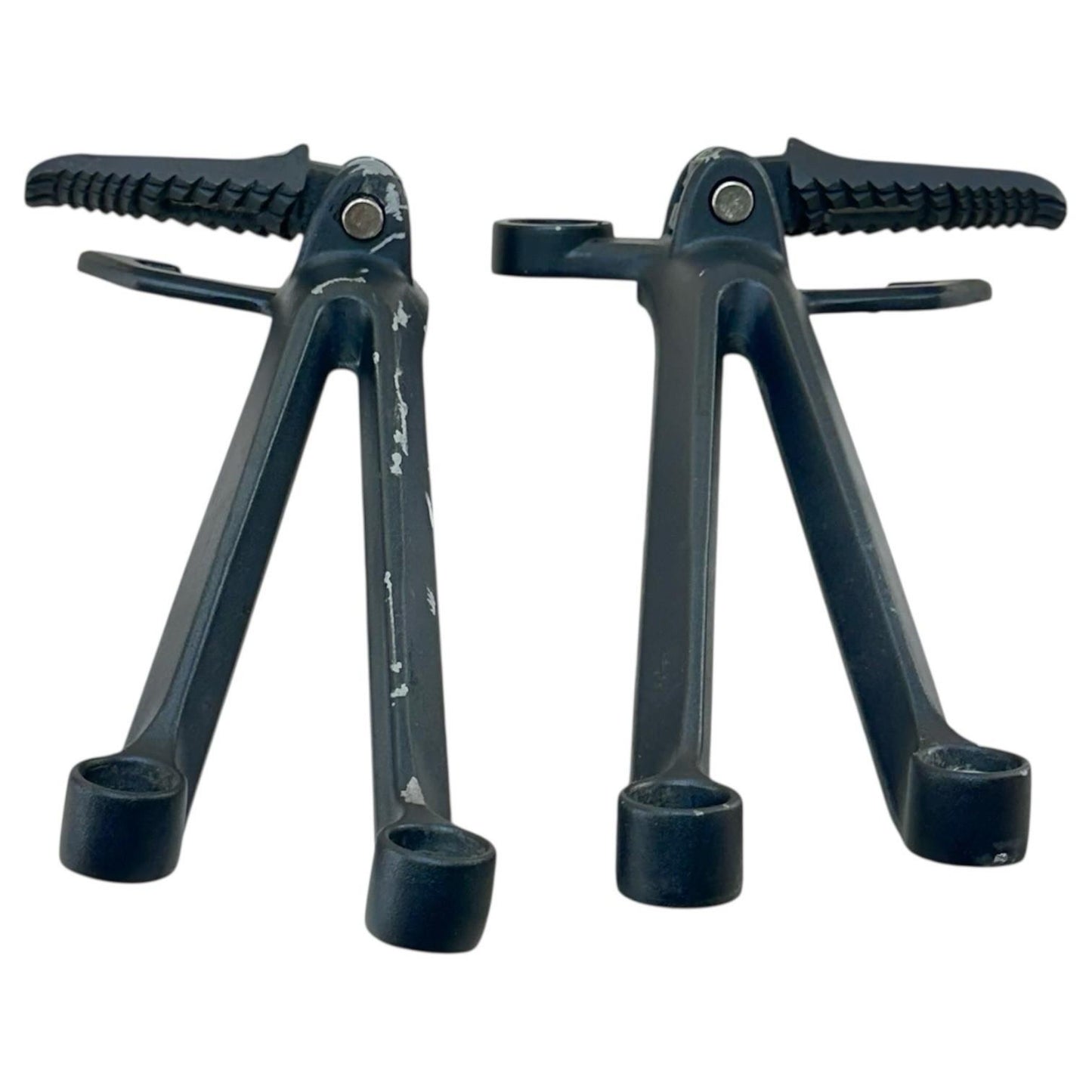 2005 2006 SUZUKI GSXR 1000 PASSENGER PEGS REAR FOOT RESTS BLACK SET *SCUFFED*