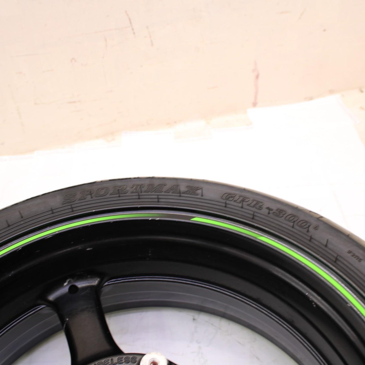 2011 - 2015 KAWASAKI NINJA ZX10R REAR WHEEL BACK RIM TIRE RUBBER *SLIGHT SCUFF*