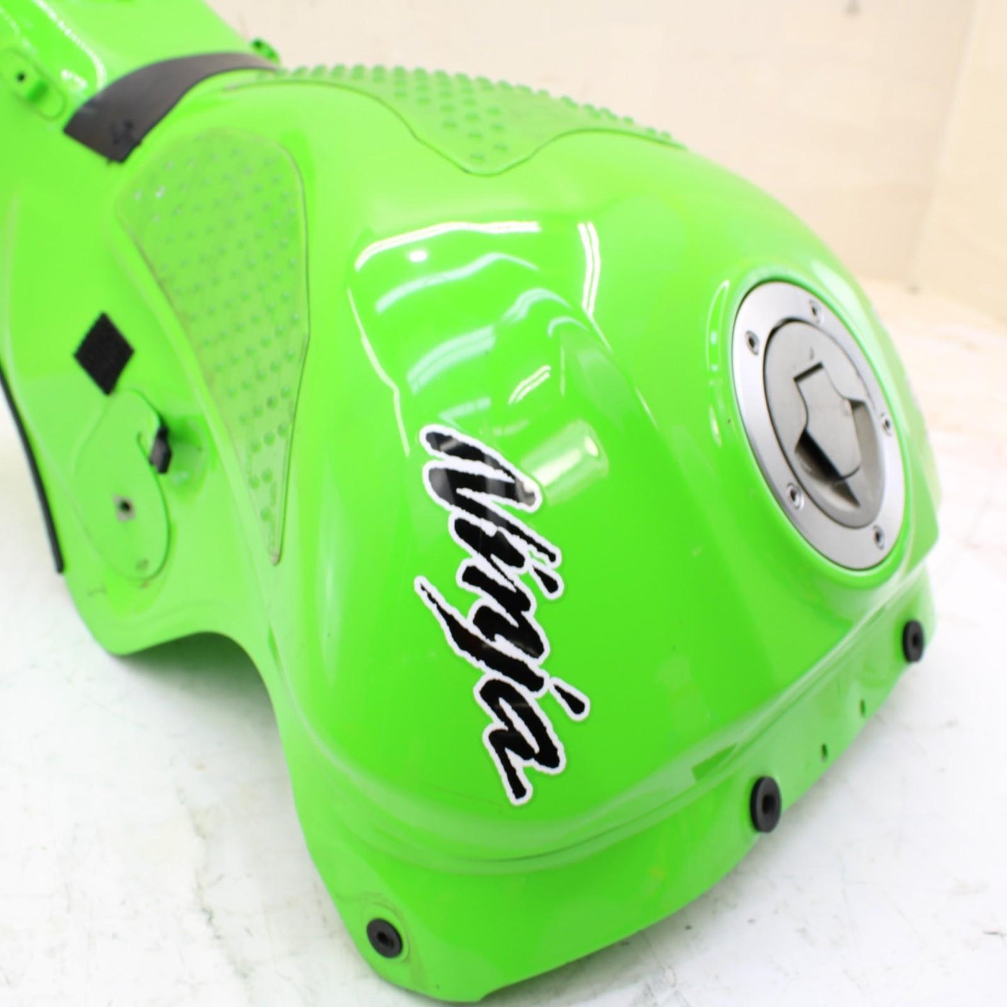 2011 - 2015 KAWASAKI NINJA ZX10R GAS TANK FUEL RESERVOIR PETROL GREEN *SCUFFED*