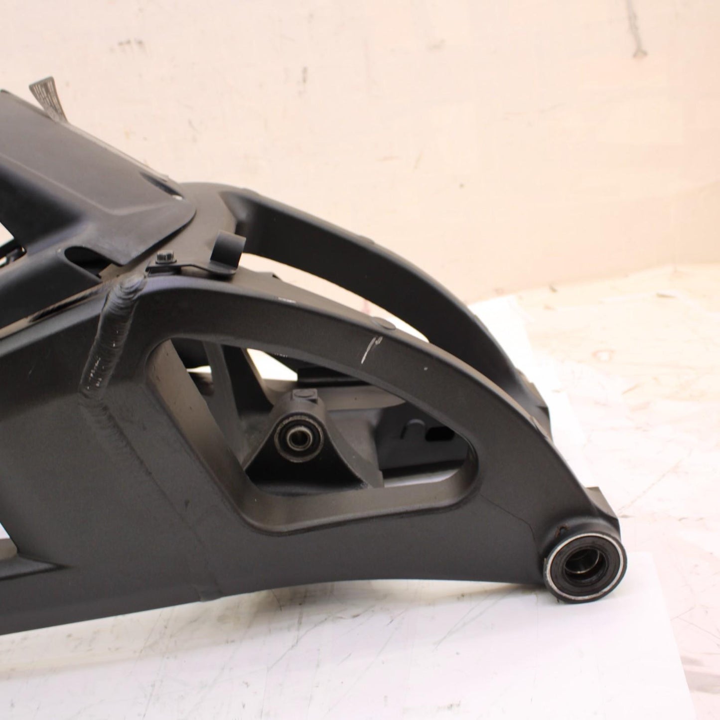 2011 - 2015 KAWASAKI NINJA ZX10R SWINGARM REAR WHEEL RIM BACK *SLIGHT SCUFFING*