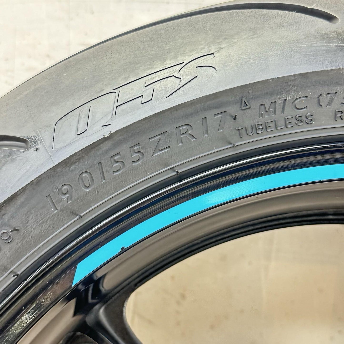 2017 - 2025 SUZUKI GSXR 1000 REAR WHEEL BACK RIM TIRE RUBBER BLACK STOCK OEM